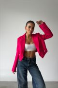 ARKASI İNCİ DÜĞME DETAYLI CROP CEKET - Fuşya resmi