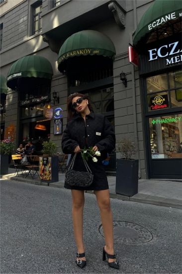 KAPİTONE CROP CEKET - ETEK TAKIM ARMA DETAYLI - Siyah resmi