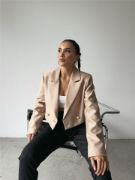 ARKASI İNCİ DÜĞME DETAYLI CROP CEKET - Bej resmi