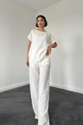 Beyaz T-Shirt Ve Pantolon Takım resmi