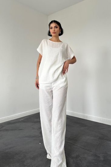 Beyaz T-Shirt Ve Pantolon Takım resmi