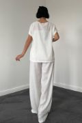 Beyaz T-Shirt Ve Pantolon Takım resmi