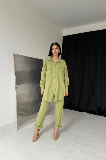 Yeşil Gömlek Ve Çıtçıtlı Pantolon Takım resmi