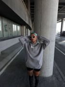Uzun Kol Kapşonlu Göğüs Baskılı SweatShirt - Gri resmi