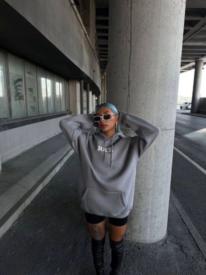 Uzun Kol Kapşonlu Göğüs Baskılı SweatShirt - Gri resmi