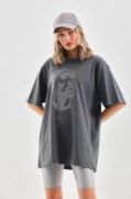 Unisex Taş Desenli Oversize T-Shirt - Füme resmi